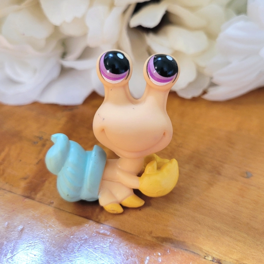 Littlest Pet Shop LPS #1109 Peach Yellow Hermit Crab Blue Shell Purple Eyes